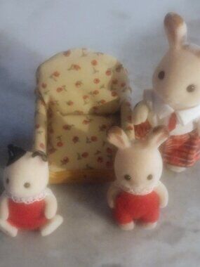 Calico Critters Lot Of 3 Figurine + Calico Critters Chair